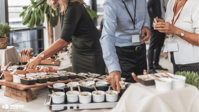 Buffet préparé pour une rencontre professionnelle.