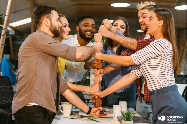 Participants réunis autour d’une activité collective.